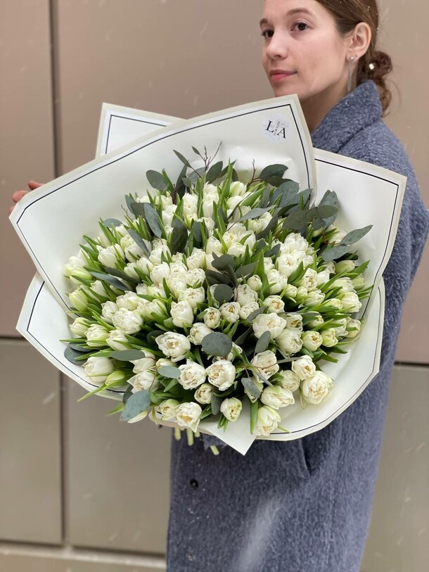 151 тюльпан с эвкалиптом в стильной упаковке, артикул F1178981 - 69000 рублей, доставка по городу. Flawery - доставка цветов