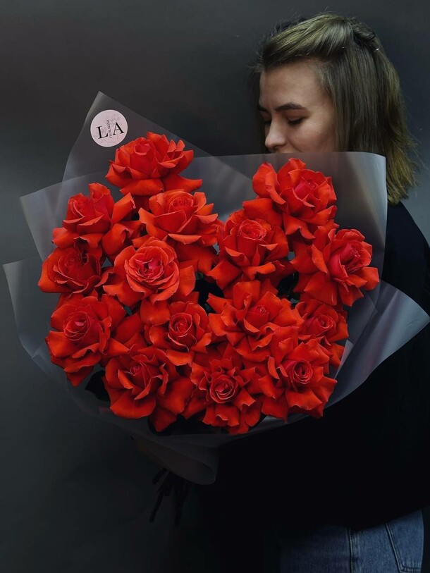 15 алых французских роз, артикул F1258522 - 10900 рублей, доставка по городу. Flawery - доставка цветов