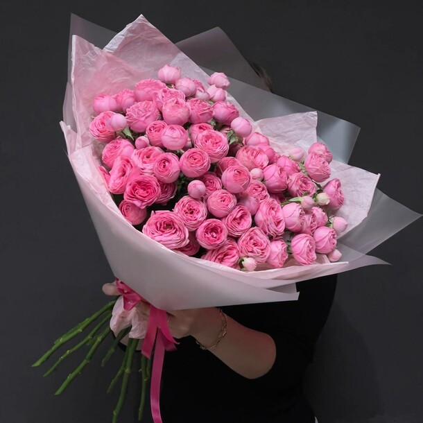 Vip букет из пионовидных кустовых роз 11 шт, артикул F1343110 - 7700 рублей, доставка по городу. Flawery - доставка цветов