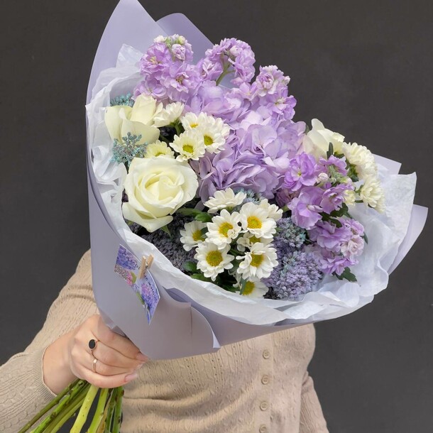 Лилововый букет с ароматной маттиолы, артикул F1343306 - 4829 рублей, доставка по городу. Flawery - доставка цветов