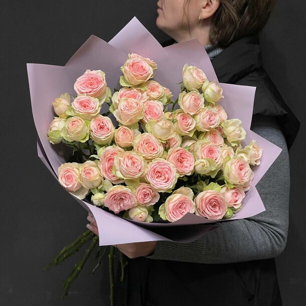 Нежный букет из пионовидных кустовых роз, артикул F1343356 - 6589 рублей, доставка по городу. Flawery - доставка цветов