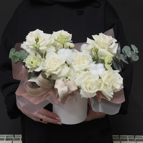 Композиция в шляпной коробке, артикул F1343660 - 5269 рублей, доставка по городу. Flawery - доставка цветов