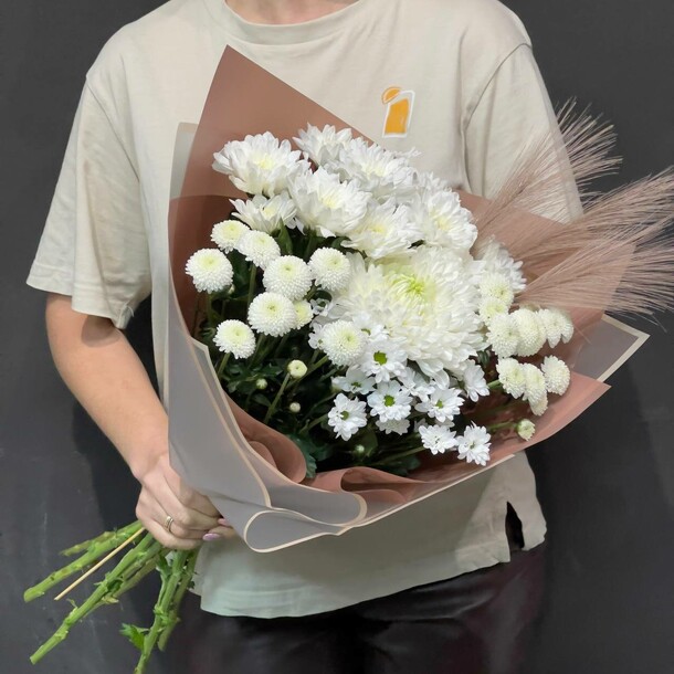 Букет микс хризантем с стифой, артикул F1343979 - 4499 рублей, доставка по городу. Flawery - доставка цветов