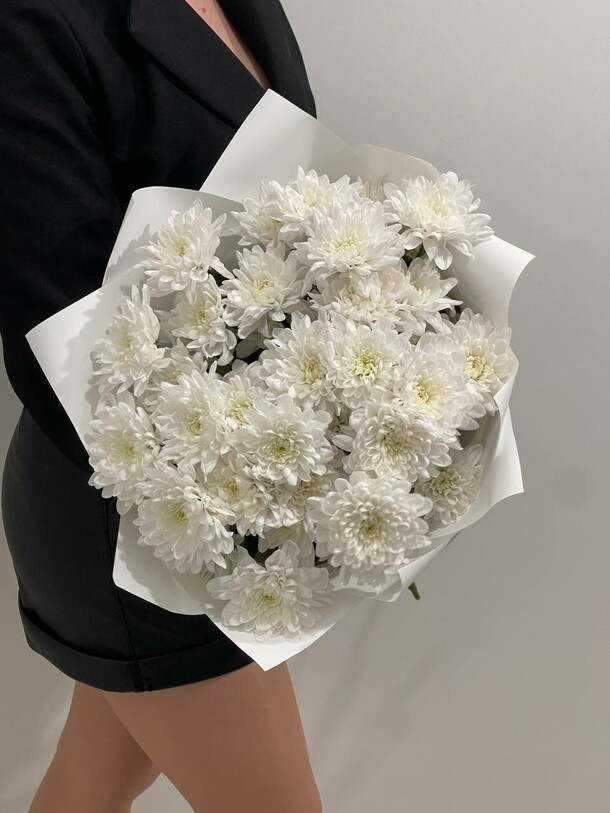 Букет из махровых хризантем, артикул F1344006 - 5445 рублей, доставка по городу. Flawery - доставка цветов