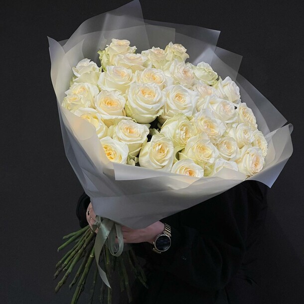 Белый букет из роз, артикул F1381819 - 22500 рублей, доставка по городу. Flawery - доставка цветов