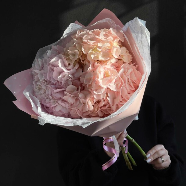 Нежный букет из гортензий, артикул F1393850 - 3619 рублей, доставка по городу. Flawery - доставка цветов