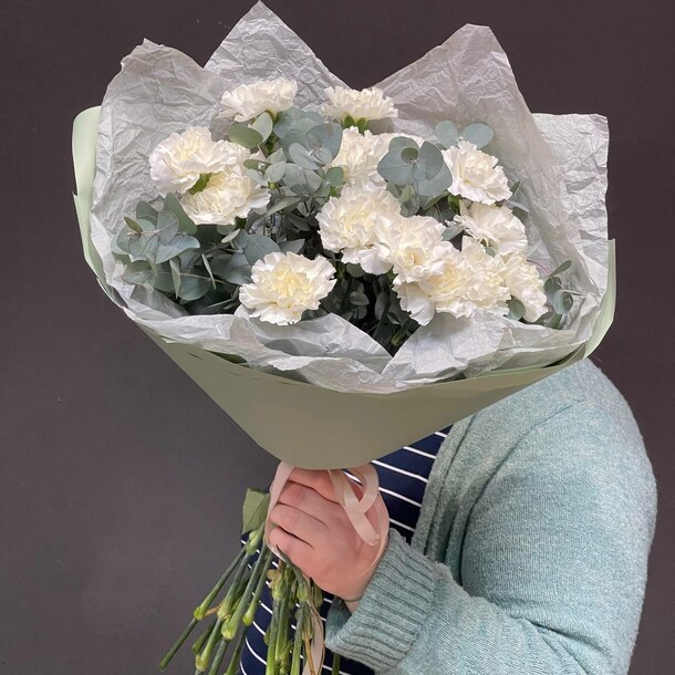 Букет из диантусов с эвкалиптом, артикул F1393852 - 5335 рублей, доставка по городу. Flawery - доставка цветов