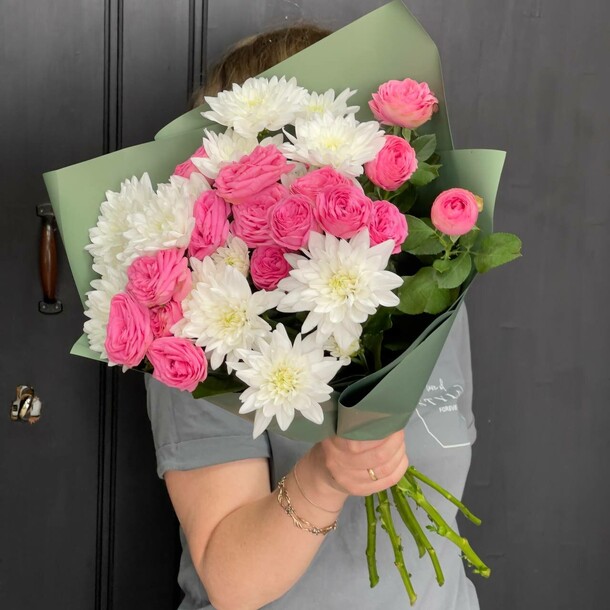 Букет из vip роз с махровых кустовых хризантем, артикул F1454526 - 4499 рублей, доставка по городу. Flawery - доставка цветов