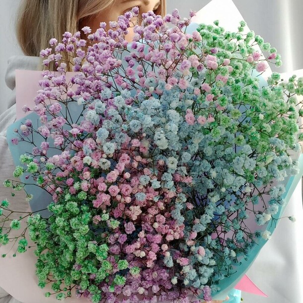 Букет с радужной гипсофилой, артикул F1165075 - 2600 рублей, доставка по городу. Flawery - доставка цветов