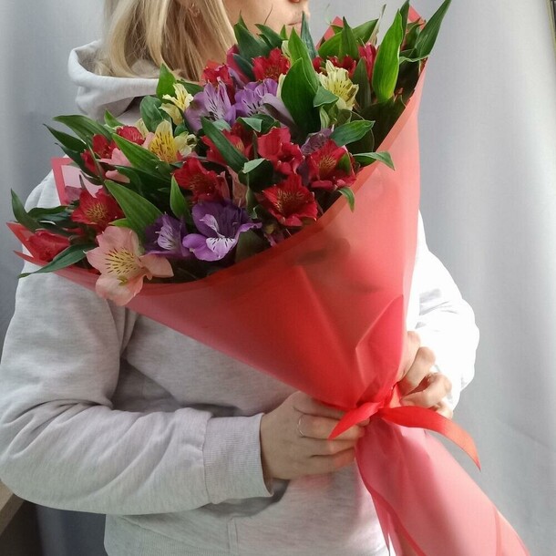 Букет с альстромерией, артикул F1165864 - 3268 рублей, доставка по городу. Flawery - доставка цветов