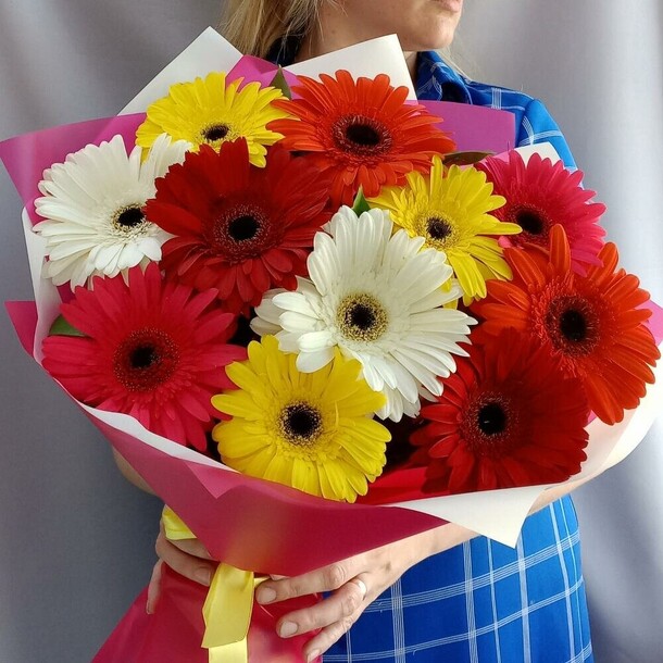 Букет с разноцветными герберами, артикул F1191248 - 4500 рублей, доставка по городу. Flawery - доставка цветов