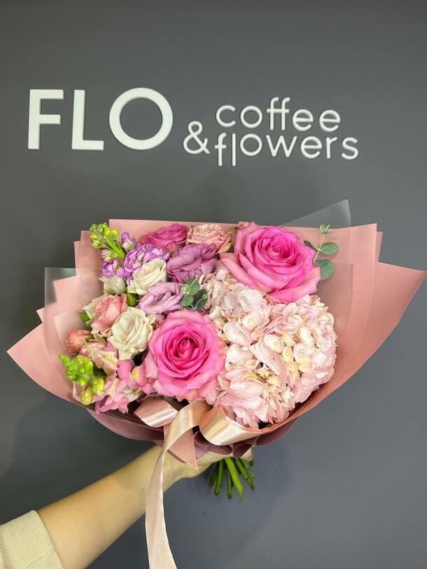 Букет с гортензией, артикул F1179313 - 2700 рублей, доставка по городу. Flawery - доставка цветов