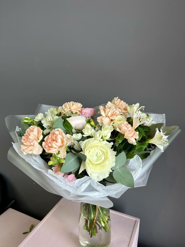 Букет с ранункулюсами, артикул F1179381 - 3800 рублей, доставка по городу. Flawery - доставка цветов