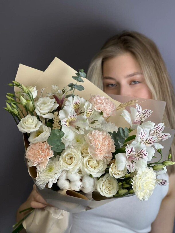 Нежный букет с альстромерией, артикул F1248237 - 3900 рублей, доставка по городу. Flawery - доставка цветов