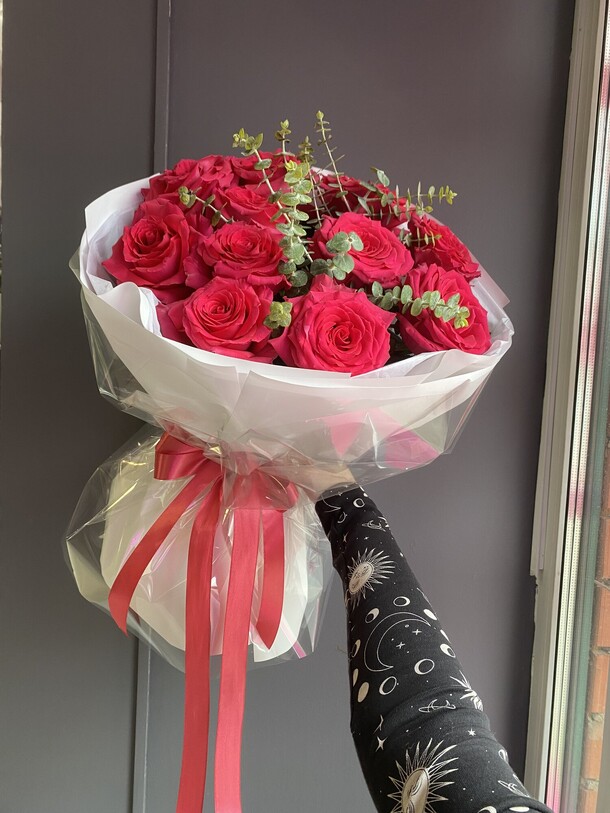 11 одноголовых роз с эвкалиптом, артикул F1321465 - 4500 рублей, доставка по городу. Flawery - доставка цветов