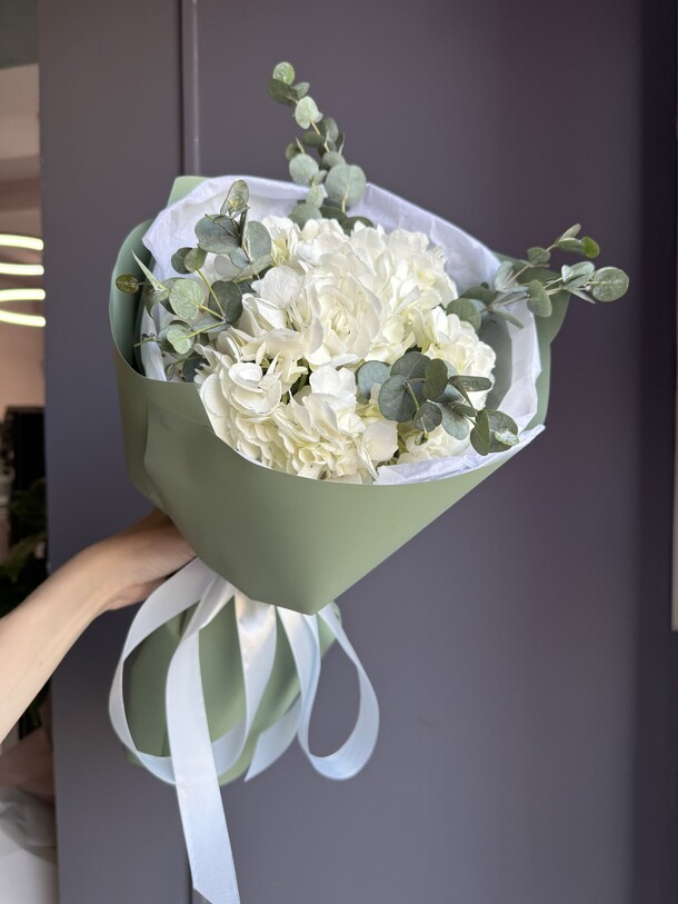 Букет из гортензии и эвкалипта, артикул F1324087 - 1500 рублей, доставка по городу. Flawery - доставка цветов