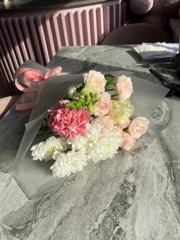 Сборный букет-комплимент, артикул F1325243 - 2650 рублей, доставка по городу. Flawery - доставка цветов