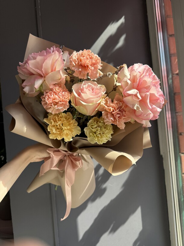 Букет «утро в париже», артикул F1325244 - 2100 рублей, доставка по городу. Flawery - доставка цветов