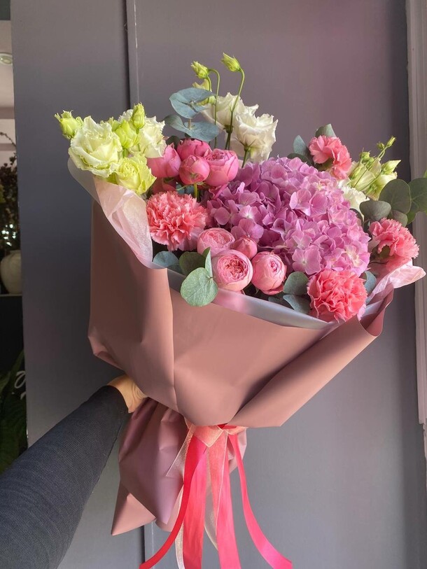 Сборный букет, артикул F1325299 - 4600 рублей, доставка по городу. Flawery - доставка цветов