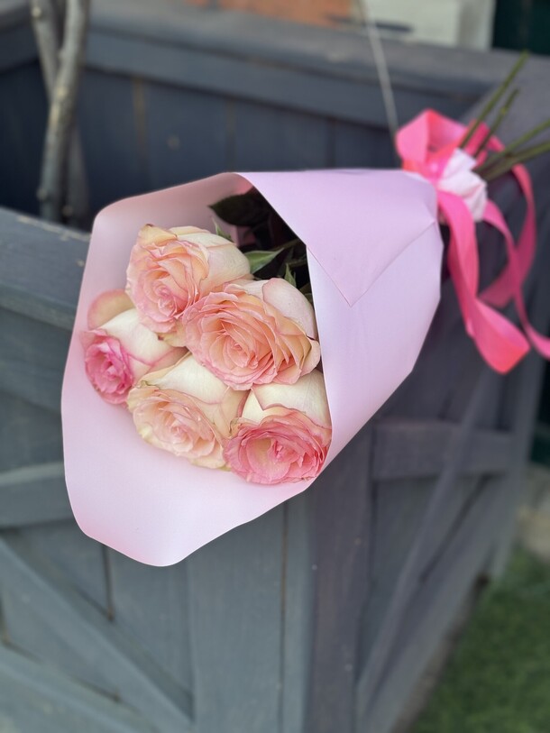 Букет из 5 роз, артикул F1325306 - 1350 рублей, доставка по городу. Flawery - доставка цветов