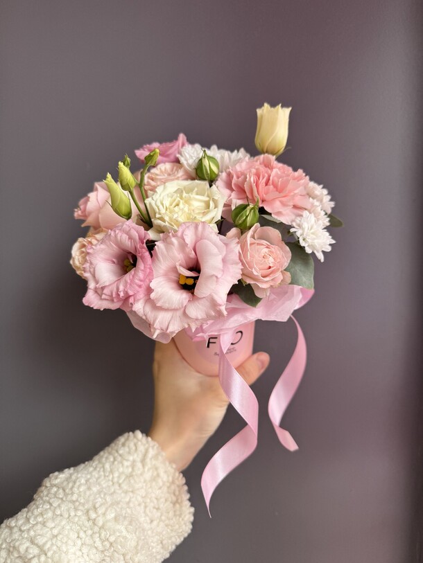 Мини композиция из стойких цветов в нежно-розовом оттенке, артикул F1325522 - 1300 рублей, доставка по городу. Flawery - доставка цветов