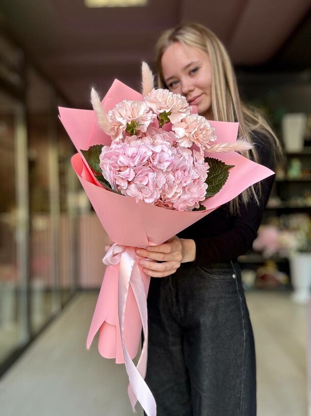 Букет-комплимент из гортензии и диантусов, артикул F1325608 - 1599 рублей, доставка по городу. Flawery - доставка цветов