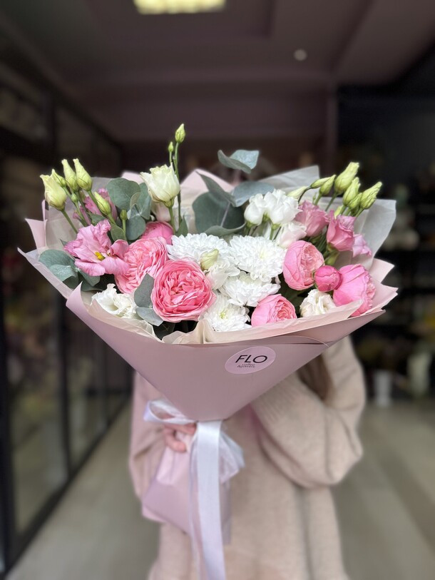 Сборный букет «в объятьях любви», артикул F1325660 - 3750 рублей, доставка по городу. Flawery - доставка цветов