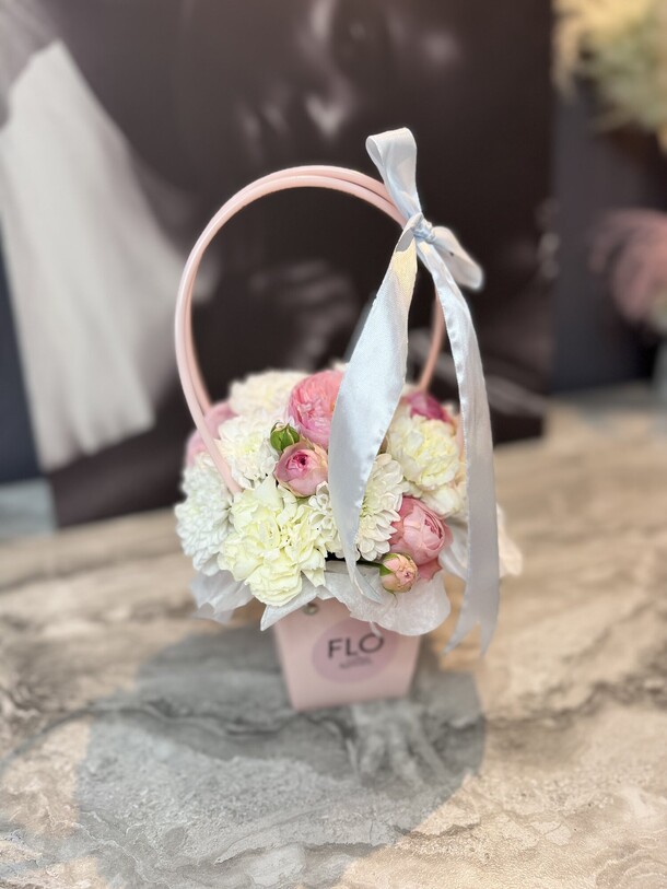 Сумочка из роз и хризантемы, артикул F1327058 - 2100 рублей, доставка по городу. Flawery - доставка цветов