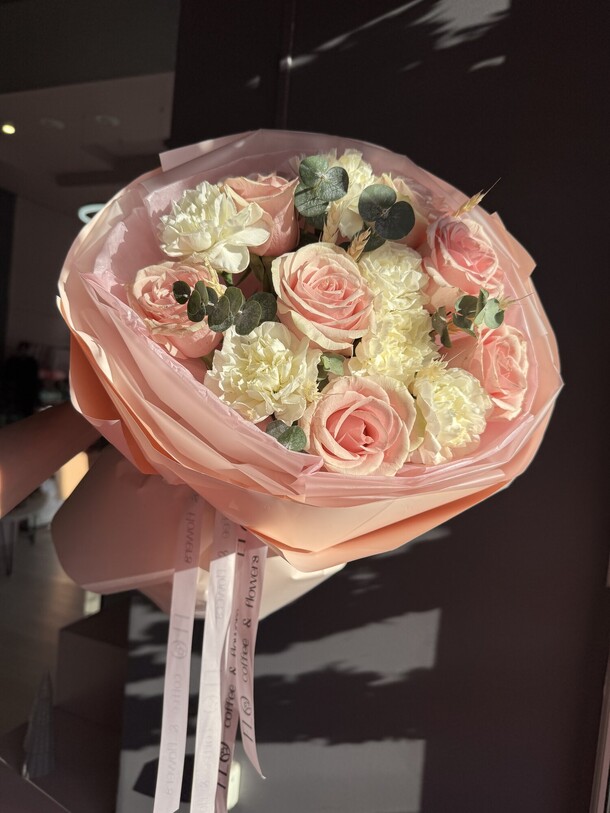 Букет «love is..”, артикул F1327068 - 5100 рублей, доставка по городу. Flawery - доставка цветов