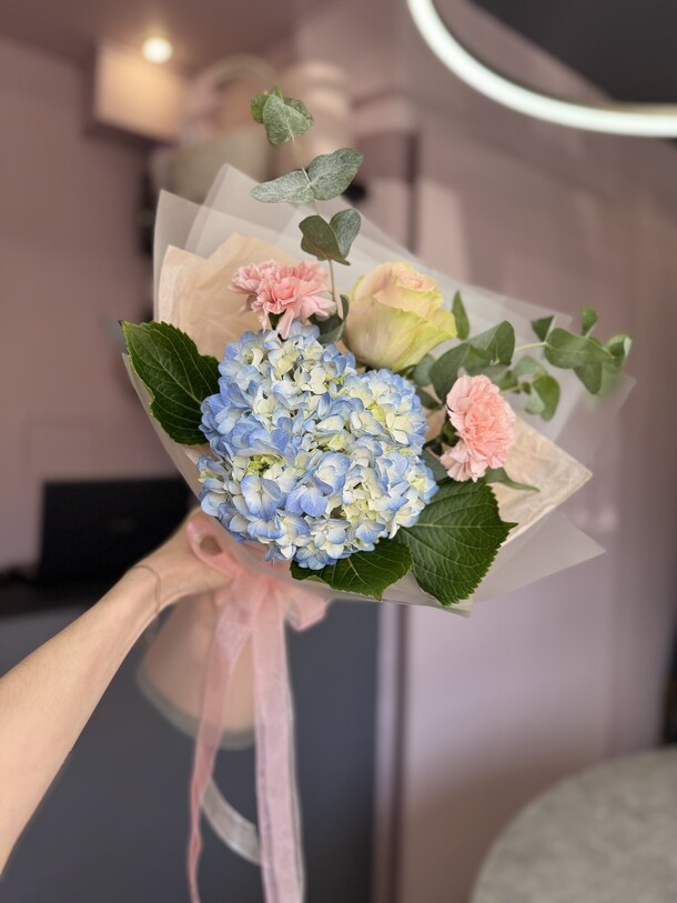 Букет- комплимент с гортензией, артикул F1327076 - 2000 рублей, доставка по городу. Flawery - доставка цветов