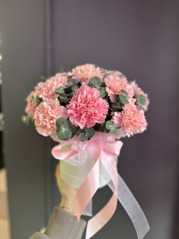 Композиция из диантусов и эвкалипта, артикул F1327088 - 2990 рублей, доставка по городу. Flawery - доставка цветов