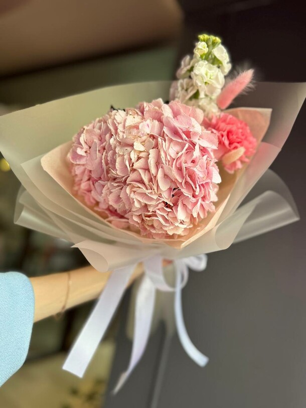 Букет—комплимент с гортензией, артикул F1332013 - 1500 рублей, доставка по городу. Flawery - доставка цветов