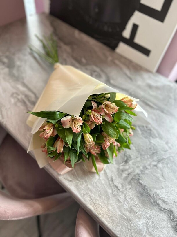 Букет из альстромерий, артикул F1332540 - 3100 рублей, доставка по городу. Flawery - доставка цветов