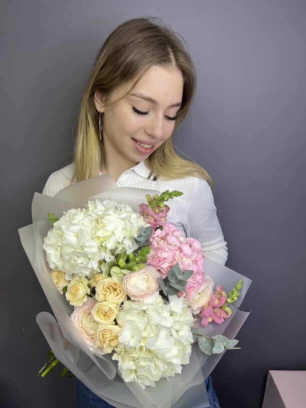 Сборный букет «оливия», артикул F1332545 - 4300 рублей, доставка по городу. Flawery - доставка цветов