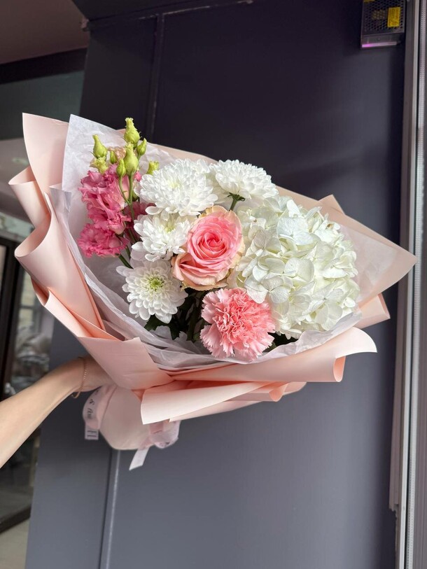 Сборный букет «первый поцелуй», артикул F1333396 - 2250 рублей, доставка по городу. Flawery - доставка цветов