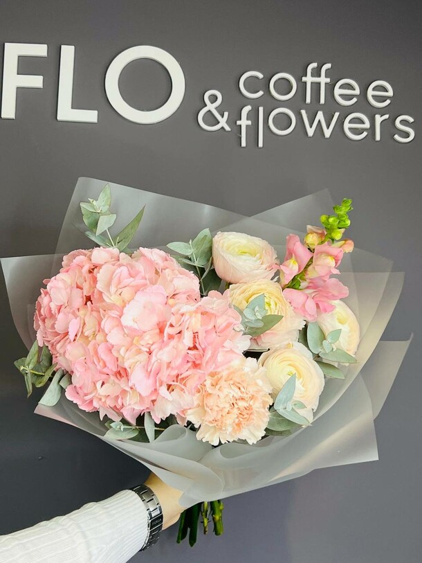 Сборный букет с гортензией и ранункулюсами, артикул F1333825 - 3330 рублей, доставка по городу. Flawery - доставка цветов