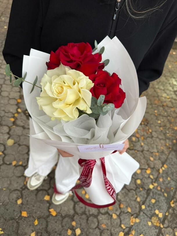 Букет—комплимент, артикул F1334018 - 1850 рублей, доставка по городу. Flawery - доставка цветов