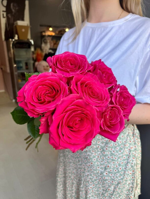 Букет из 7 одноголовых роз, артикул F1334026 - 2300 рублей, доставка по городу. Flawery - доставка цветов