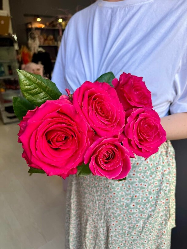 Букет из 5 одноголовых роз, артикул F1334027 - 1700 рублей, доставка по городу. Flawery - доставка цветов