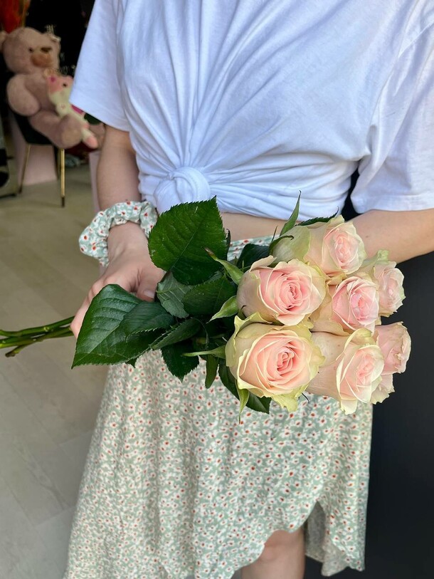 Букет из 7 одноголовых роз, артикул F1334035 - 2300 рублей, доставка по городу. Flawery - доставка цветов