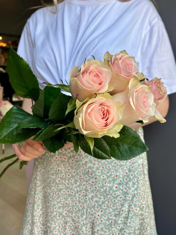 Букет из 5 одноголовых роз, артикул F1334036 - 1500 рублей, доставка по городу. Flawery - доставка цветов