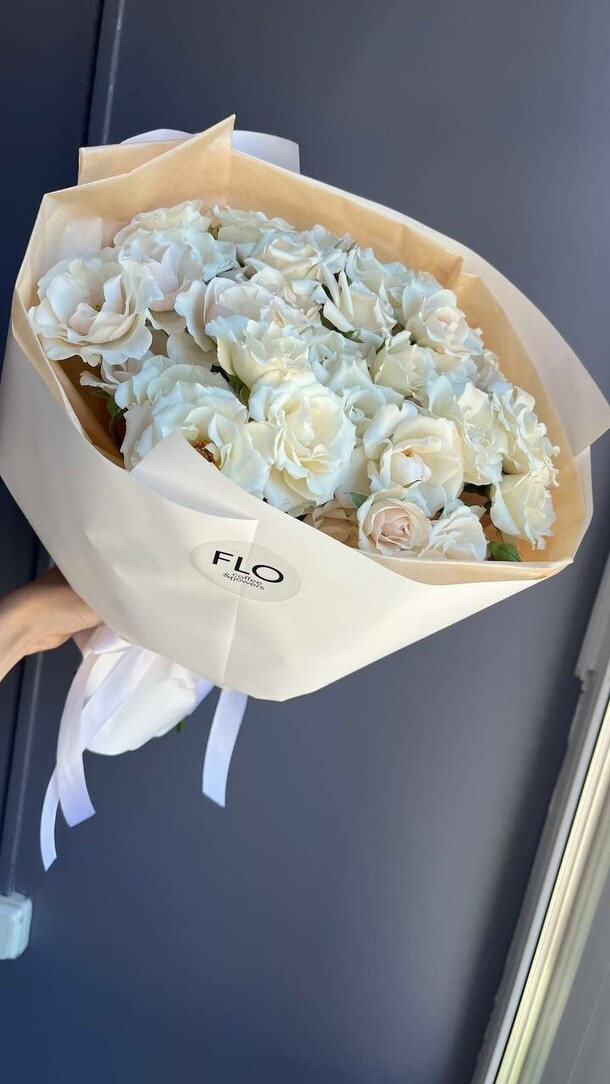 Моно букет из белых кустовых роз, артикул F1334045 - 5200 рублей, доставка по городу. Flawery - доставка цветов