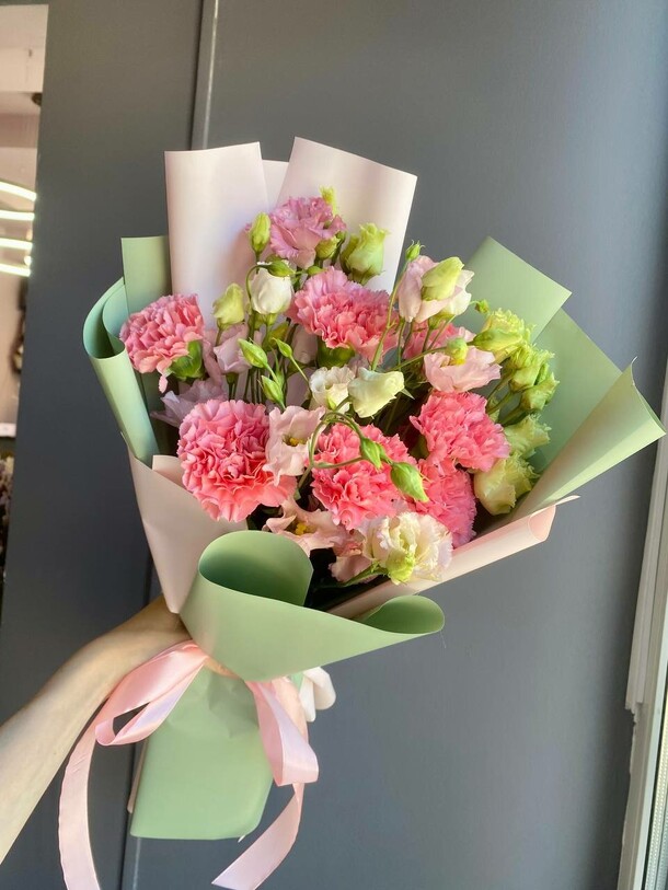 Букет из диантусов и эустомы, артикул F1334599 - 3100 рублей, доставка по городу. Flawery - доставка цветов