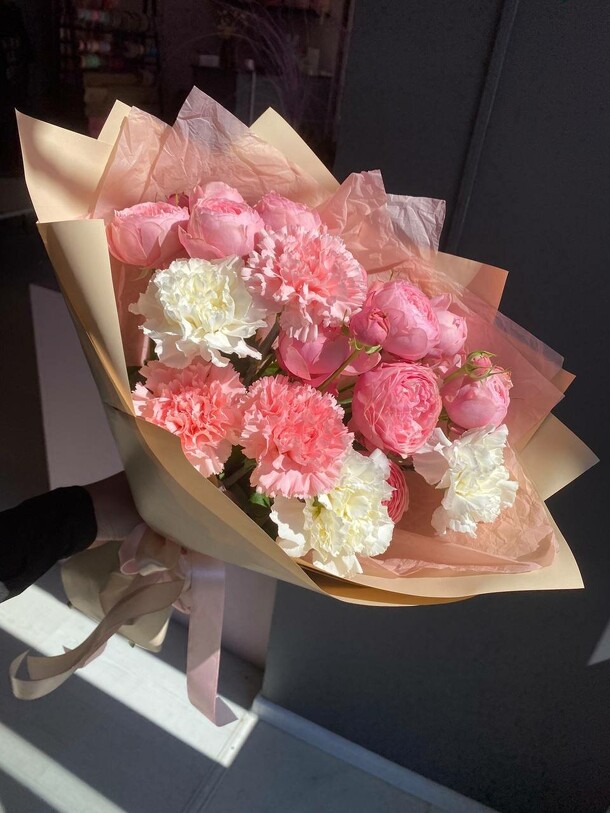 Сборный букет «розовое счастье», артикул F1334785 - 3100 рублей, доставка по городу. Flawery - доставка цветов