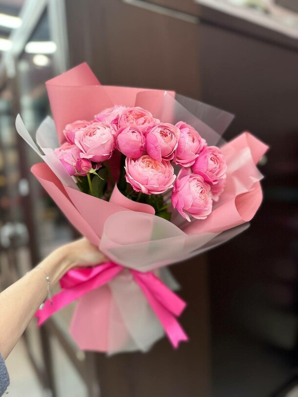 Букет—комплимент из кустовых роз, артикул F1336109 - 2100 рублей, доставка по городу. Flawery - доставка цветов