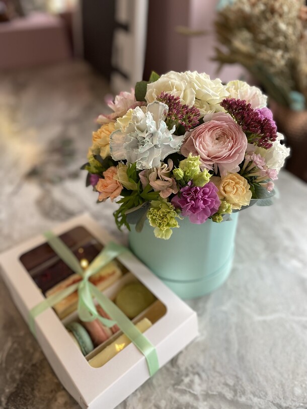 Набор композиция+пирожные, артикул F1336158 - 4500 рублей, доставка по городу. Flawery - доставка цветов