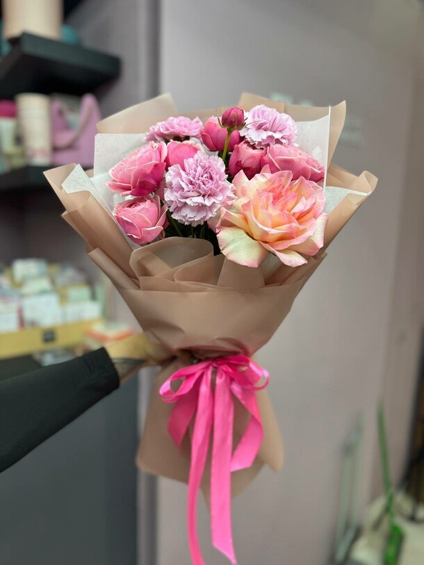 Сборный букет—комплимент, артикул F1336673 - 1950 рублей, доставка по городу. Flawery - доставка цветов