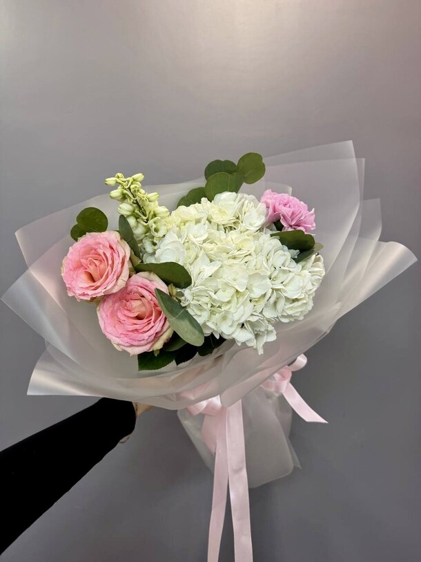 Букет—комплимент, артикул F1337464 - 2700 рублей, доставка по городу. Flawery - доставка цветов