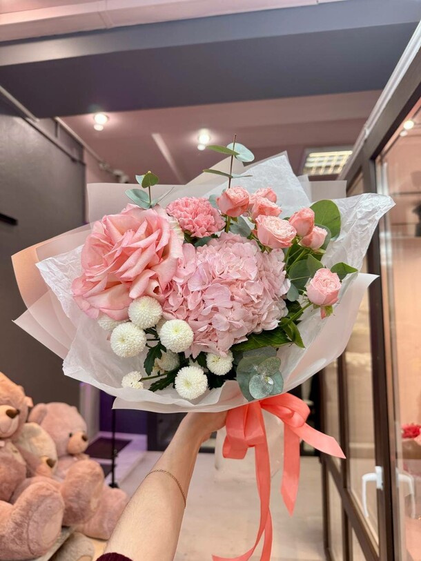 Сборный букет с гортензией, артикул F1349669 - 3750 рублей, доставка по городу. Flawery - доставка цветов