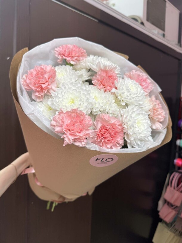 Букет их хризантем и диантусов, артикул F1349821 - 2600 рублей, доставка по городу. Flawery - доставка цветов